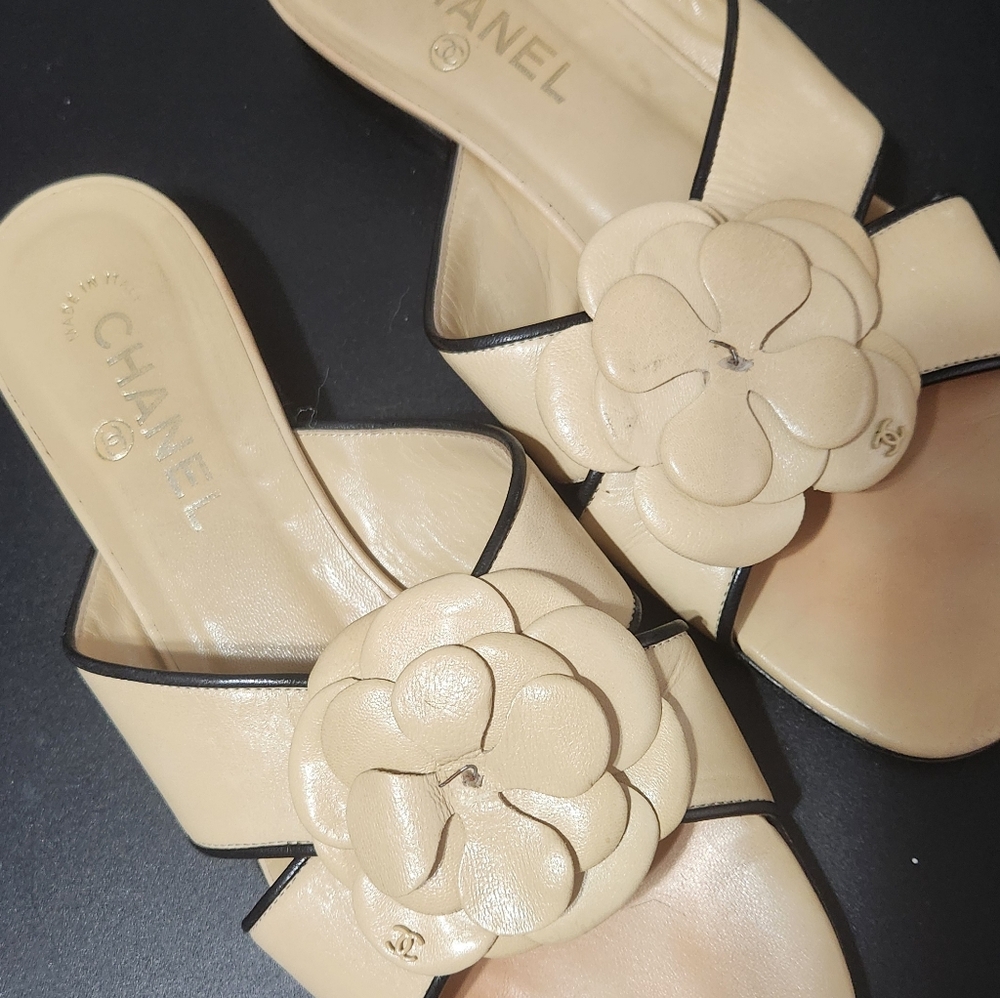 CHANEL CC camellia sandals Size 38.5 EU *read Description, Cream Black Trim